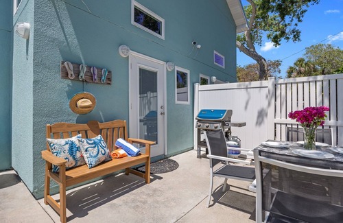 Cocoa Beach Hütte | Beach Duplex-Sleeps 16, Pet Friendly, Min to Beach