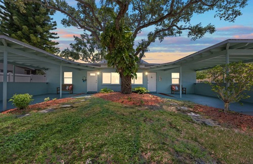 Cocoa Beach Hütte | Beach Duplex-Sleeps 16, Pet Friendly, Min to Beach