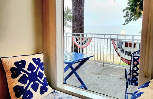 Calvert Beach-Long Beach Haus | Beach-Front Classic on the Chesapeake Bay