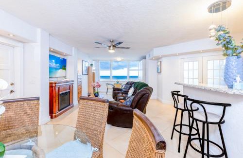 Galt Mile Haus | Beach Front Condo, Sea View, Beach Access, Balcony