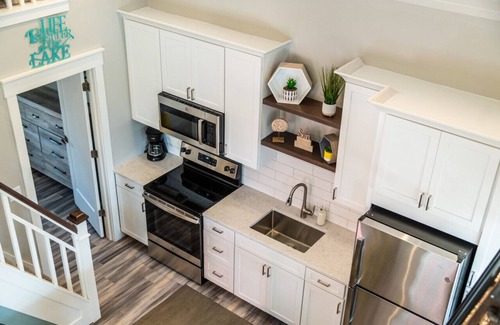 Celina Kabine | Beach Hive - 1 Bed/2 Loft Lakeside Cottage w/ HOT TUB!