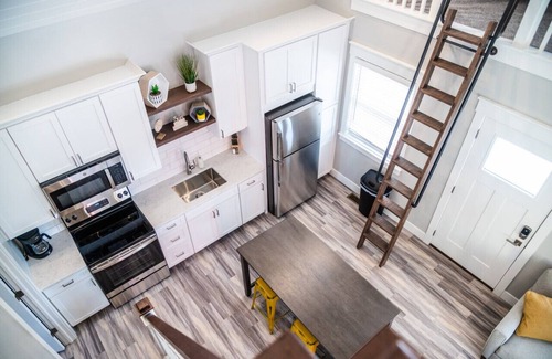 Celina Kabine | Beach Hive - 1 Bed/2 Loft Lakeside Cottage w/ HOT TUB!