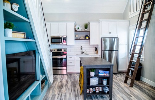 Celina Kabine | Beach Hive - 1 Bed/2 Loft Lakeside Cottage w/ HOT TUB!