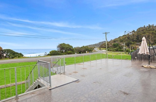 Separation Creek Haus | Beach House - Just steps from the beach