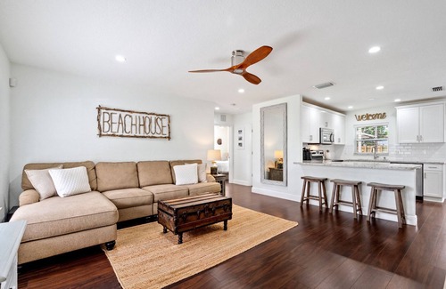 Plantation Haus | BEACH HOUSE ~ tiki hut & heated pool ~ family getaway