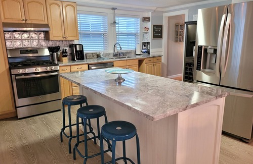 Hampton Haus | Beach House, Walking distance to downtown!