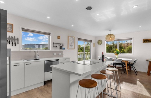 Mangawhai Heads Haus | Das perfekte Familienbad, nah an allen Annehmlichkeiten mit ebener Wiese und Spielplatz