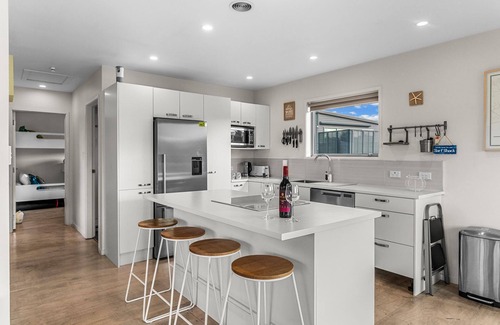 Mangawhai Heads Haus | Das perfekte Familienbad, nah an allen Annehmlichkeiten mit ebener Wiese und Spielplatz