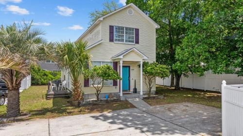 Myrtle Beach Haus | Beach Vibes Villa - 3 Bedrooms in prime location near beach with private yard!