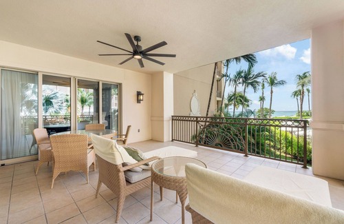 Seven Mile Beach Eigentumswohnung | Beach view condo with bunk beds overlooking 7Mile Beach at The Ritz-Carlton