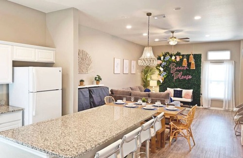 Corpus Christi Wohnung | Walk to WhiteCap Beach, Pool, Balcony, Charcoal Grill, Beach Accessories