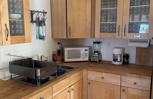 West End Wohnung | Beachfront 1-bdr 1-bath "Sea Breeze Suite" 100 ft from the Ocean with a Pool!