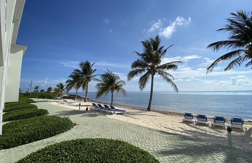 Colliers Bay Eigentumswohnung | Beachfront 1st Floor Condo - Treten Sie von Ihrer Terrasse ins Paradies!