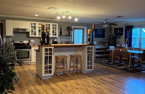 West End Wohnung | Beachfront 2-bdr 2-bath "Sunshine Aloha Suite" 100 ft from the Ocean with Pool!