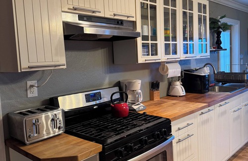 West End Wohnung | Beachfront 2-bdr 2-bath "Sunshine Aloha Suite" 100 ft from the Ocean with Pool!
