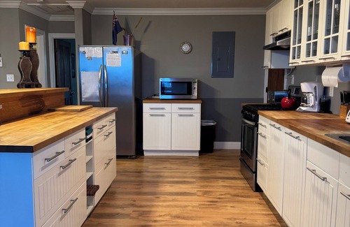 West End Wohnung | Beachfront 2-bdr 2-bath "Sunshine Aloha Suite" 100 ft from the Ocean with Pool!