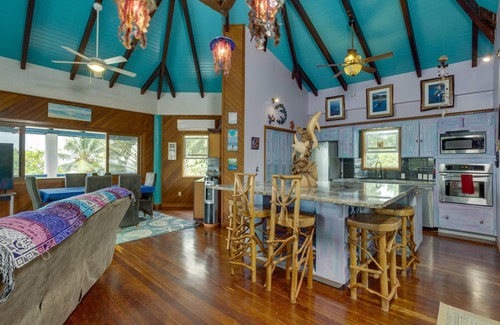 Caribbean Way Wohnung | Beachfront 3-Bed, Pool, Kayaks, Perfect for Groups