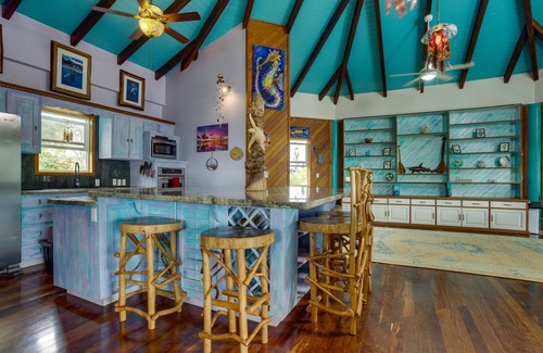 Caribbean Way Wohnung | Beachfront 3-Bed, Pool, Kayaks, Perfect for Groups