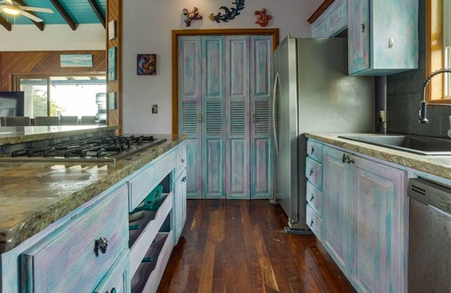 Caribbean Way Wohnung | Beachfront 3-Bed, Pool, Kayaks, Perfect for Groups