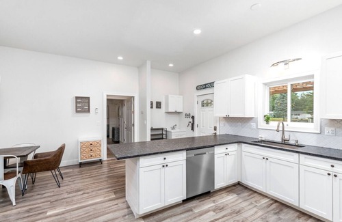 Silver Lake Haus | Beachfront 5-bedroom vacation home