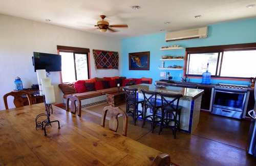 El Sargento Villa | Beachfront 6 bdr-directly