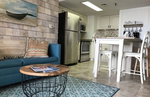 Cherry Grove Beach Eigentumswohnung | Direkt am Meer aktualisiert charmante 1BR-1BA Wohnung w / Aufzug / Pool / W & D / großer Balkon