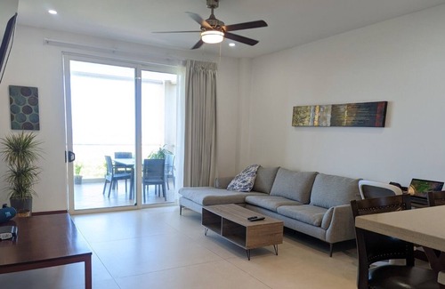 Barrio Los Faroles Eigentumswohnung | Beachfront access with large covered private balcony