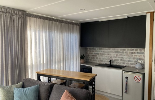 Kingston Beach Wohnung | Beachfront accommodation located 20 meters to beach, local restaurants and bars.