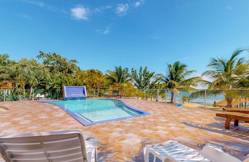 Surfside Eigentumswohnung | Apartment am Strand mit herrlicher Aussicht, Küchenzeile und Gemeinschaftspool