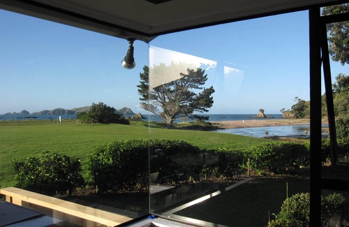 Kaeo Haus | BEACHFRONT-best in Tauranga Bay! EXPANSIVE SEA VIEWS 3 bdrm 2 bath D/washer