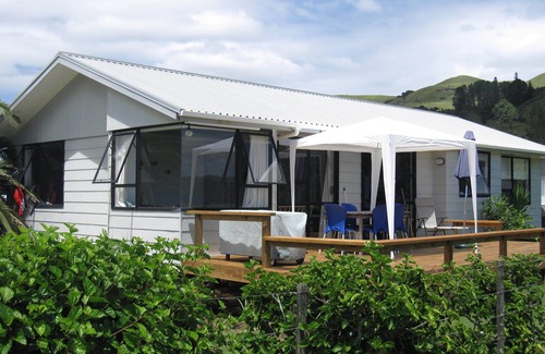 Kaeo Haus | BEACHFRONT-best in Tauranga Bay! EXPANSIVE SEA VIEWS 3 bdrm 2 bath D/washer
