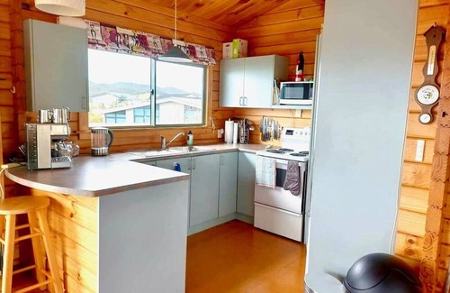 Whangaruru Haus | Die Bland Bay liegt direkt am Strand und bietet einen atemberaubenden Meerblick von der Sonnenterrasse