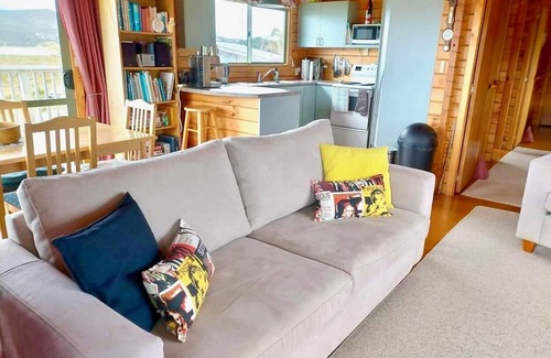 Whangaruru Haus | Die Bland Bay liegt direkt am Strand und bietet einen atemberaubenden Meerblick von der Sonnenterrasse