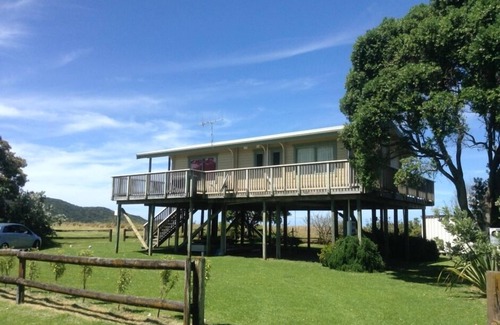 Whangaruru Haus | Die Bland Bay liegt direkt am Strand und bietet einen atemberaubenden Meerblick von der Sonnenterrasse