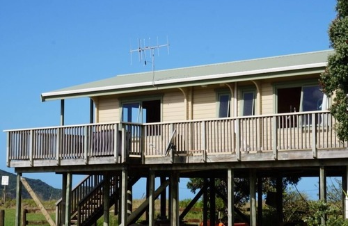 Whangaruru Haus | Die Bland Bay liegt direkt am Strand und bietet einen atemberaubenden Meerblick von der Sonnenterrasse