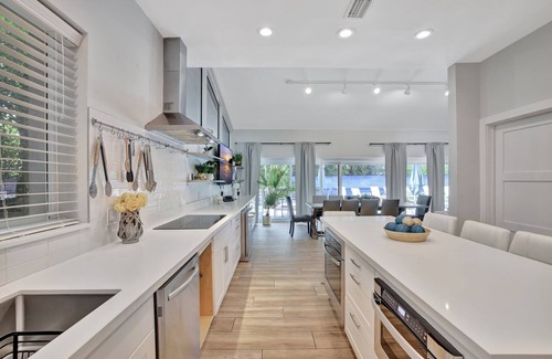 Harbor Beach Haus | Seabreeze - 6BR, Pool, and Steps to Beach