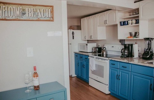 Salisbury Haus | Beachfront Bungalow: beachyard, close to boardwalk