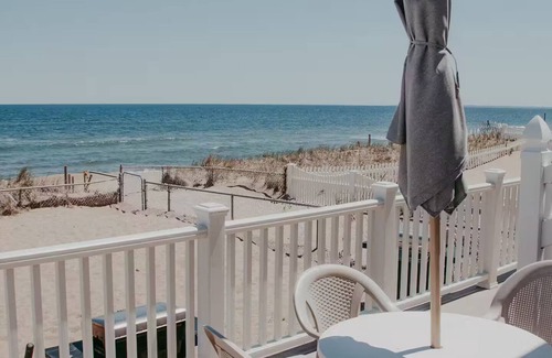 Salisbury Haus | Beachfront Bungalow: beachyard, close to boardwalk