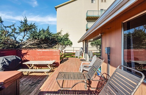 Ocean Shores Haus | Beachfront Cabin, Downtown, Hot Tub, Fully Fenced!
