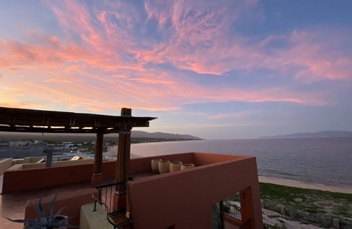 La Ventana Haus | Beachfront compound built for relaxation and adventure with family and friends