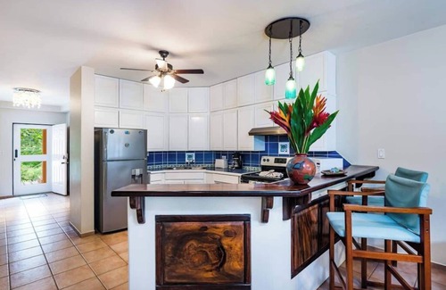 Playa Langosta Wohnung | Beachfront 2bd condo- Balkon mit teilweise Meerblick, a / c-BL2