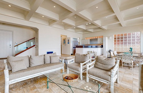 Mussel Shoals Haus | Beachfront dream home with balcony, patio & direct beach access