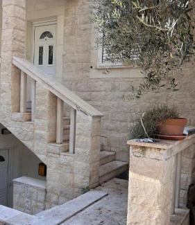 Sveti Stefan Wohnung | Beachfront Four Bedroom Apartment