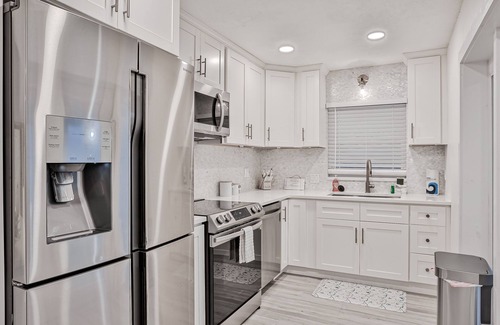 Painters Hill Hütte | Beachfront home w/ private lanai and deck - walk to the beach