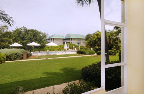 Seven Mile Beach Eigentumswohnung | Beachfront Ocean Level Condo auf 7 Mile Beach - 3 Rm - Pool / Jac