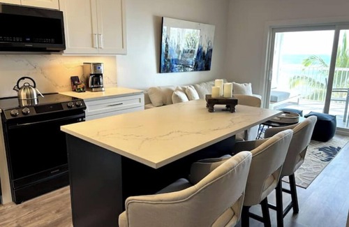 Savannah Haus | Beachfront on Spotts Beach!