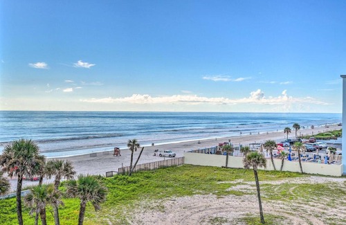 Bostwick Park Wohnung | Beachfront Studio with Community Indoor Pool!