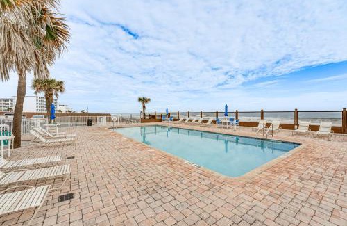 Bostwick Park Wohnung | Beachfront Studio with Community Indoor Pool!