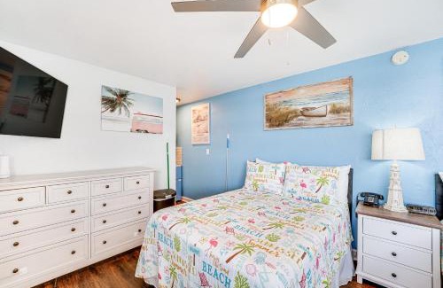 Bostwick Park Wohnung | Beachfront Studio with Community Indoor Pool!