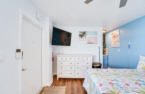 Bostwick Park Wohnung | Beachfront Studio with Community Indoor Pool!